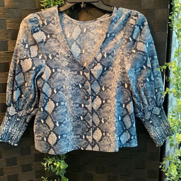 Stella & Dot Size XS blue reptile print crop top. NWOT. Button-up V-neck back. - Picture 2 of 8